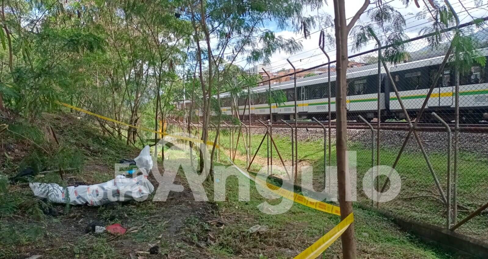 HALLAN CADÁVER AL LADO DE LAS VÍAS DEL METRO