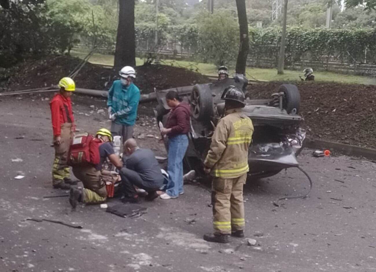 ¡EN FOTOS Y VIDEO!: Tremendo accidente de dos carros en la Regional dejó tres lesionados