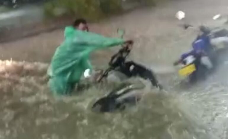 ¡EN VIDEOS!: Fuerte aguacero que cayó este lunes en Bello inundó varias de sus calles