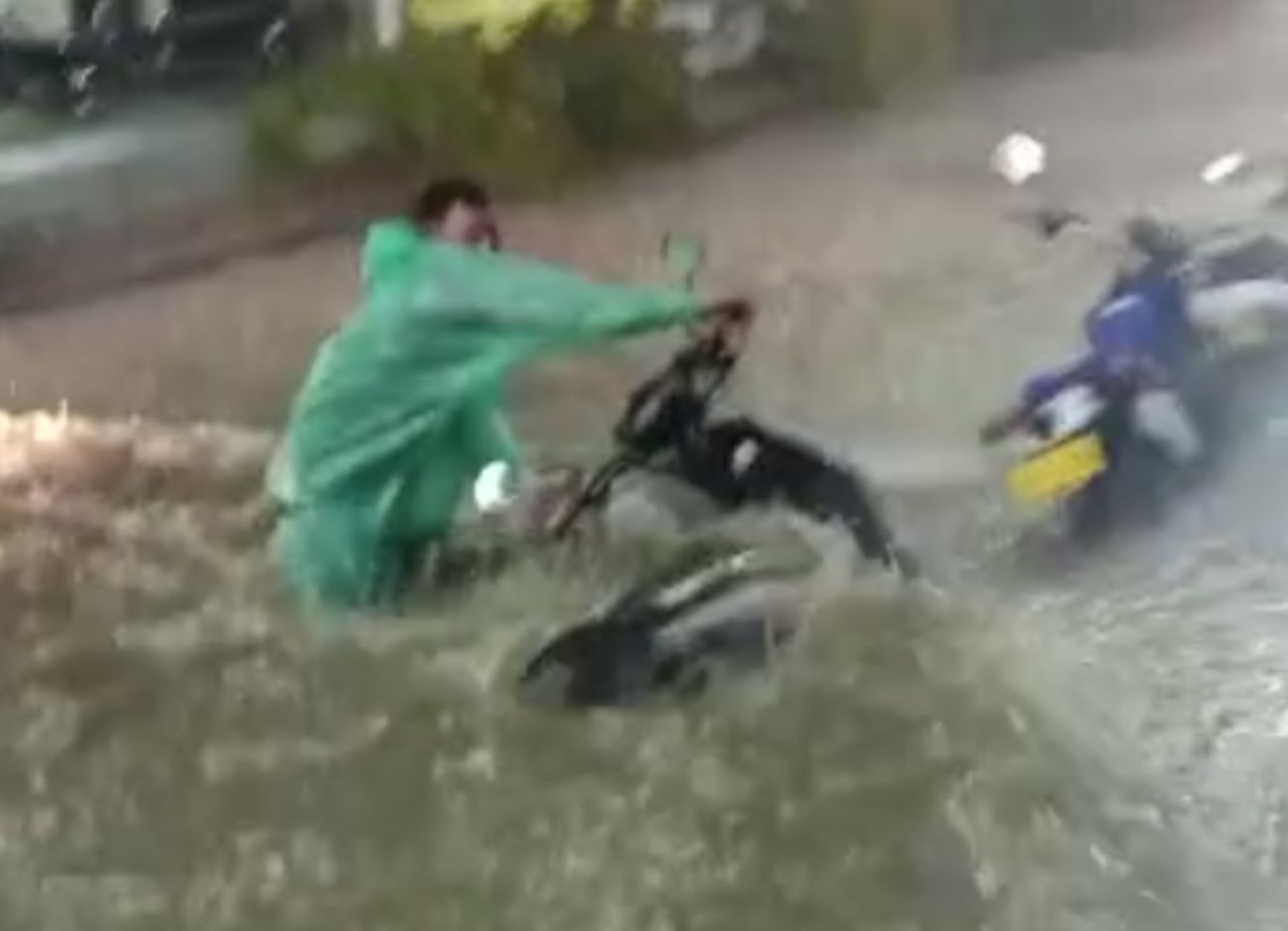 ¡EN VIDEOS!: Fuerte aguacero que cayó este lunes en Bello inundó varias de sus calles