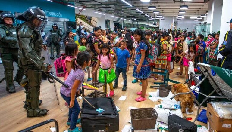Comunidad Emberá Katío que se tomó la alcaldía de Medellín, será retornada al Chocó