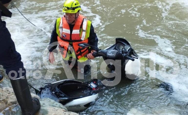 ¡FOTOS Y VIDEOS!: Motociclista murió al estrellarse y caer a la desembocadura de una quebrada con el río Medellín