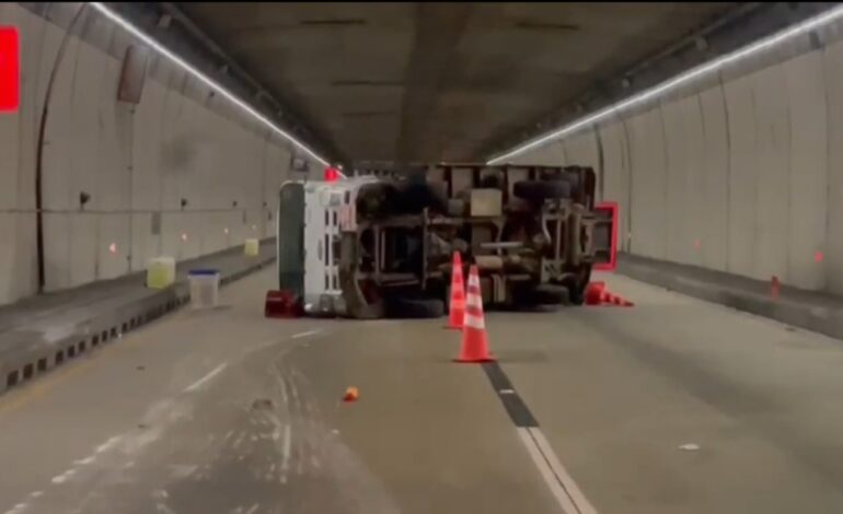 ¡En video!: Por volcamiento de camión con cloro, túnel de Occidente estuvo cerrado siete horas