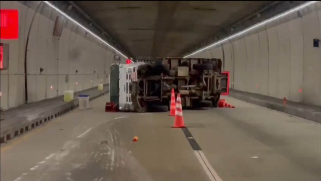 ¡En video!: Por volcamiento de camión con cloro, túnel de Occidente estuvo cerrado siete horas