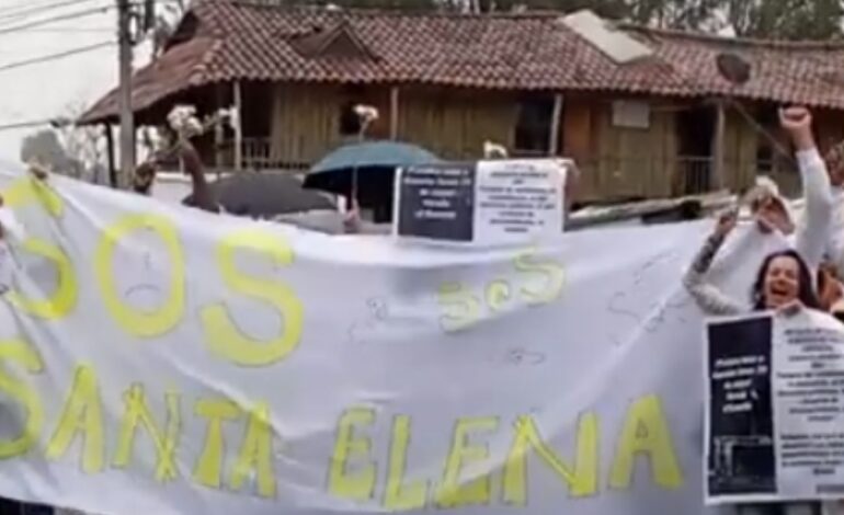 Ni la lluvia evitó que en Santa Elena protestaran por la demolición de viviendas sin permisos