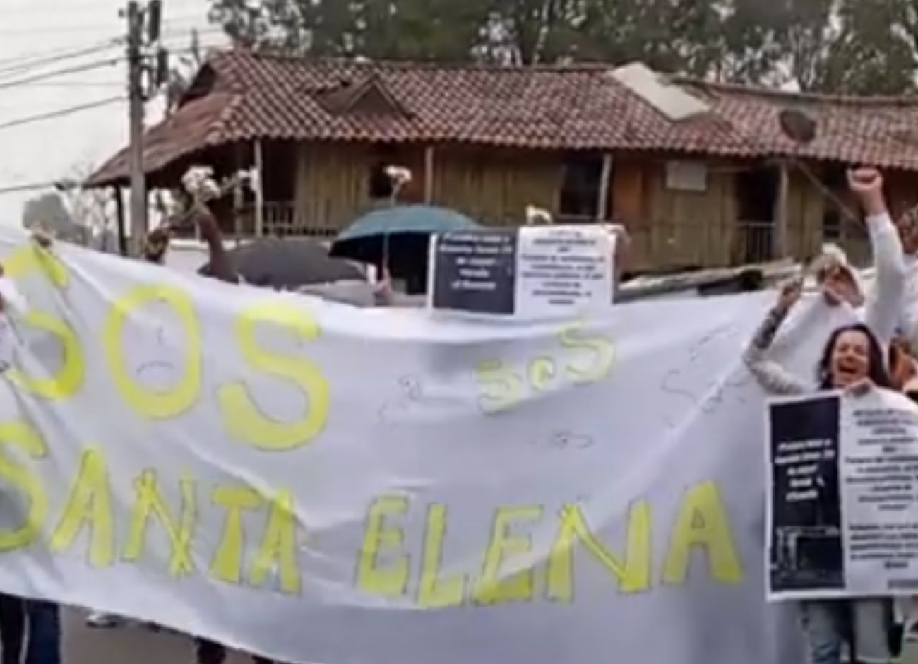 Ni la lluvia evitó que en Santa Elena protestaran por la demolición de viviendas sin permisos