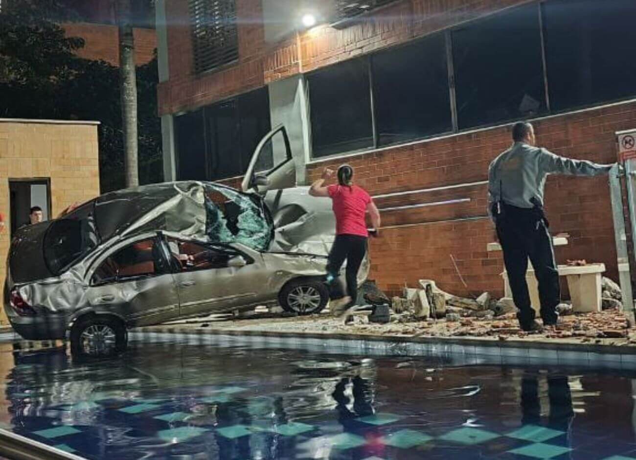 Carro cayó de un parqueadero en una unidad de El Poblado y acabó en una piscina