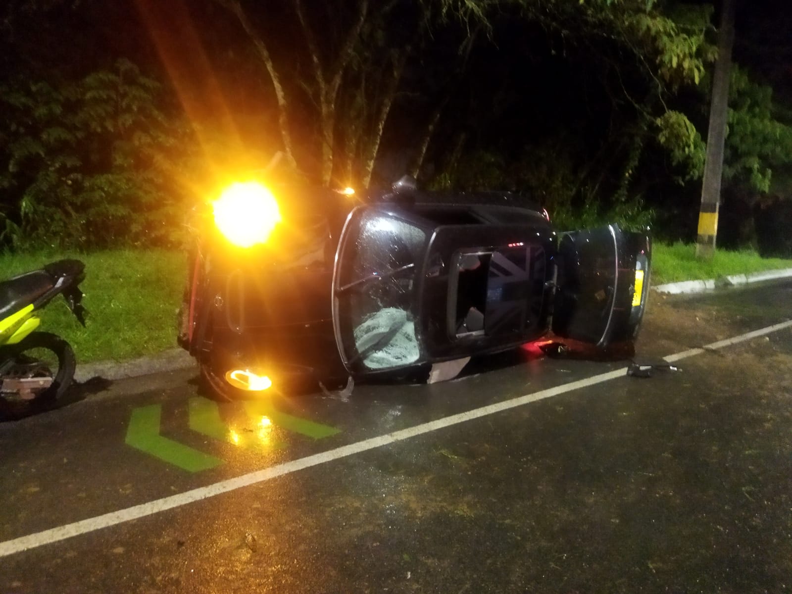 ¡EN FOTOS Y VIDEO!: Carro sin control en la vía Las Palmas provocó la muerte de un policía