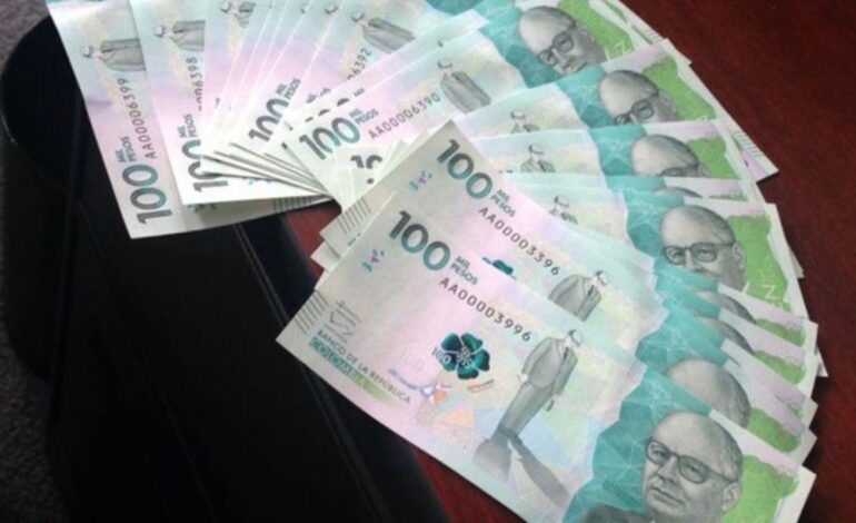 ¡Pilas! Hay una ola de billetes de 100.000 pesos falsos que están circulando por las calles