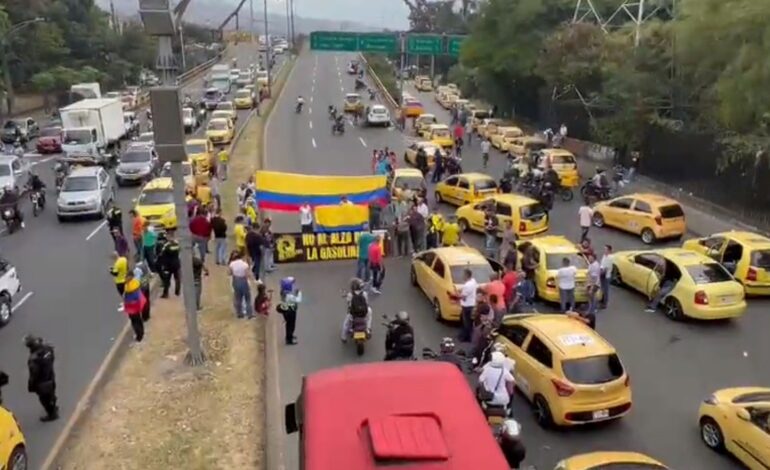 Caos y congestión vehicular en Medellín debido al paro de taxistas
