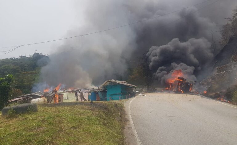 Camión con gas de EPM explotó en la vía Guatapé-San Rafael y dejó un muerto y 14 heridos