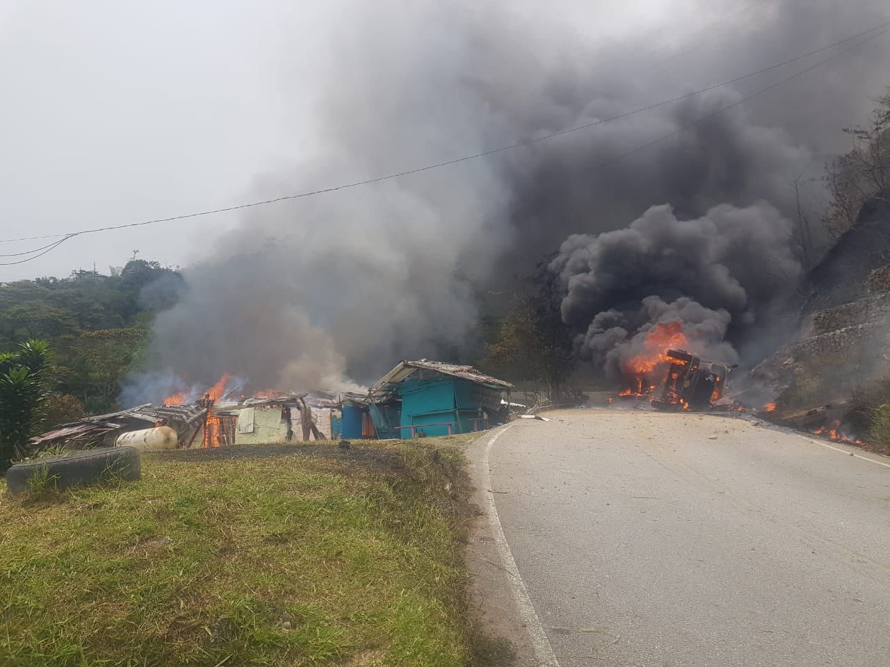 Camión con gas de EPM explotó en la vía Guatapé-San Rafael y dejó un muerto y 14 heridos