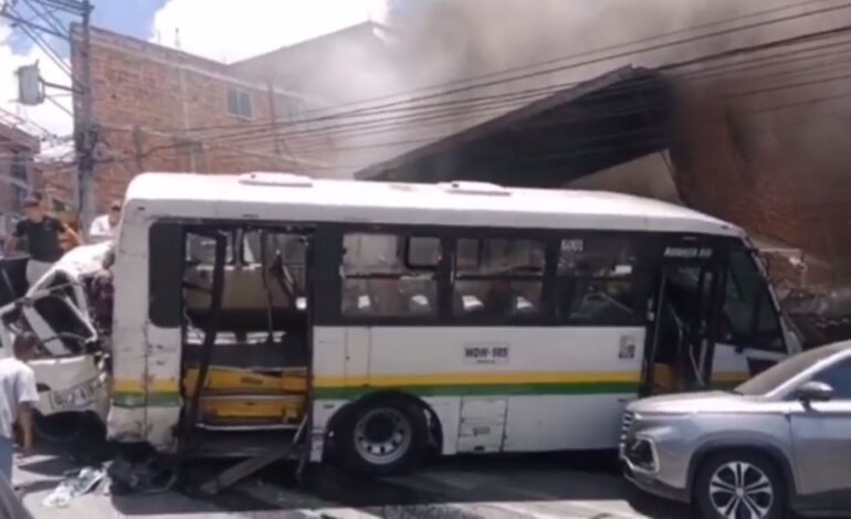 Grave accidente con bus alimentador y camión dejó a dos personas muertas en Bello