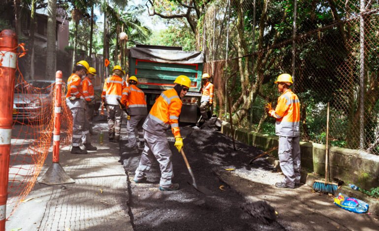 Con 22 cuadrillas, Medellín trabaja a toda máquina para tapar los huecos en las vías