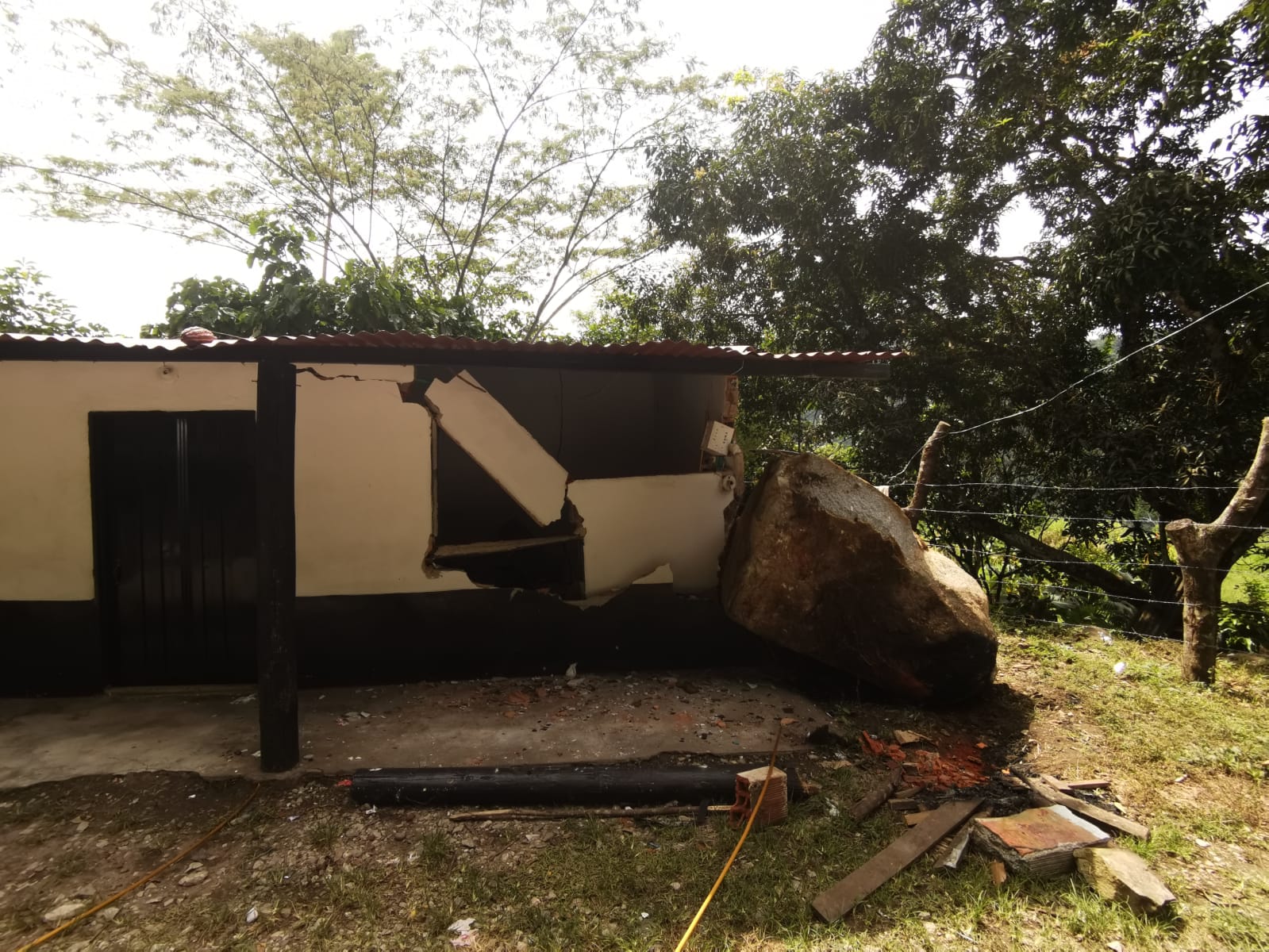 ¡Qué susto! Tremenda roca cayó sobre una casa y un camión en la autopista Medellín-Bogotá
