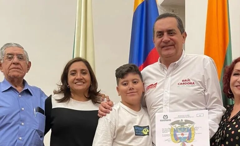 ¡Es oficial!: A Raúl Cardona ya le dieron su credencial como nuevo alcalde de Envigado