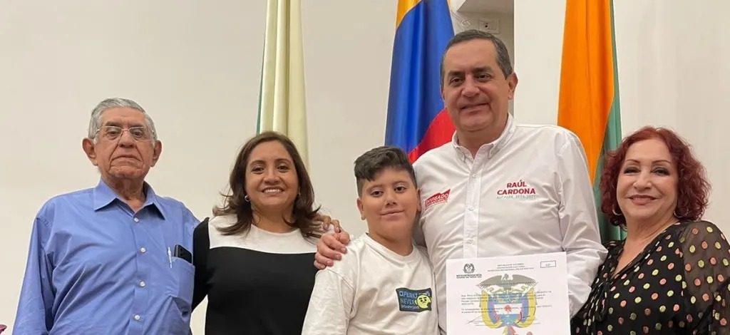 ¡Es oficial!: A Raúl Cardona ya le dieron su credencial como nuevo alcalde de Envigado