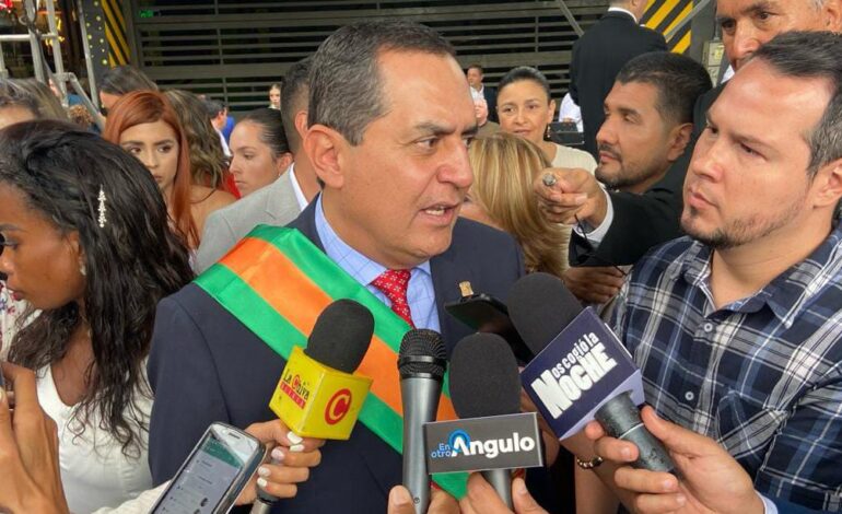 Con un reconocimiento al trabajo de su antecesor, Raúl Cardona se posesionó como alcalde de Envigado