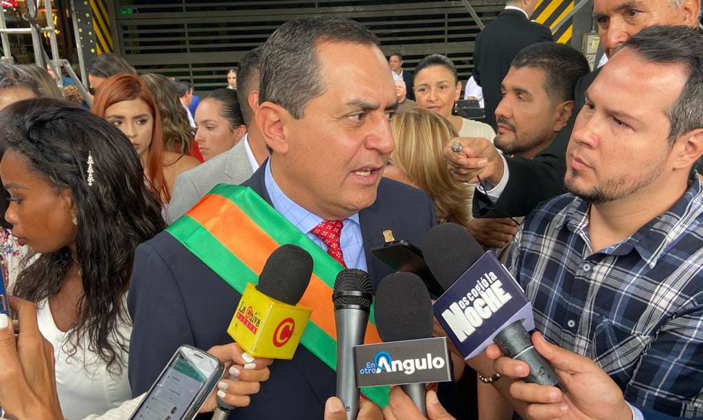 Con un reconocimiento al trabajo de su antecesor, Raúl Cardona se posesionó como alcalde de Envigado