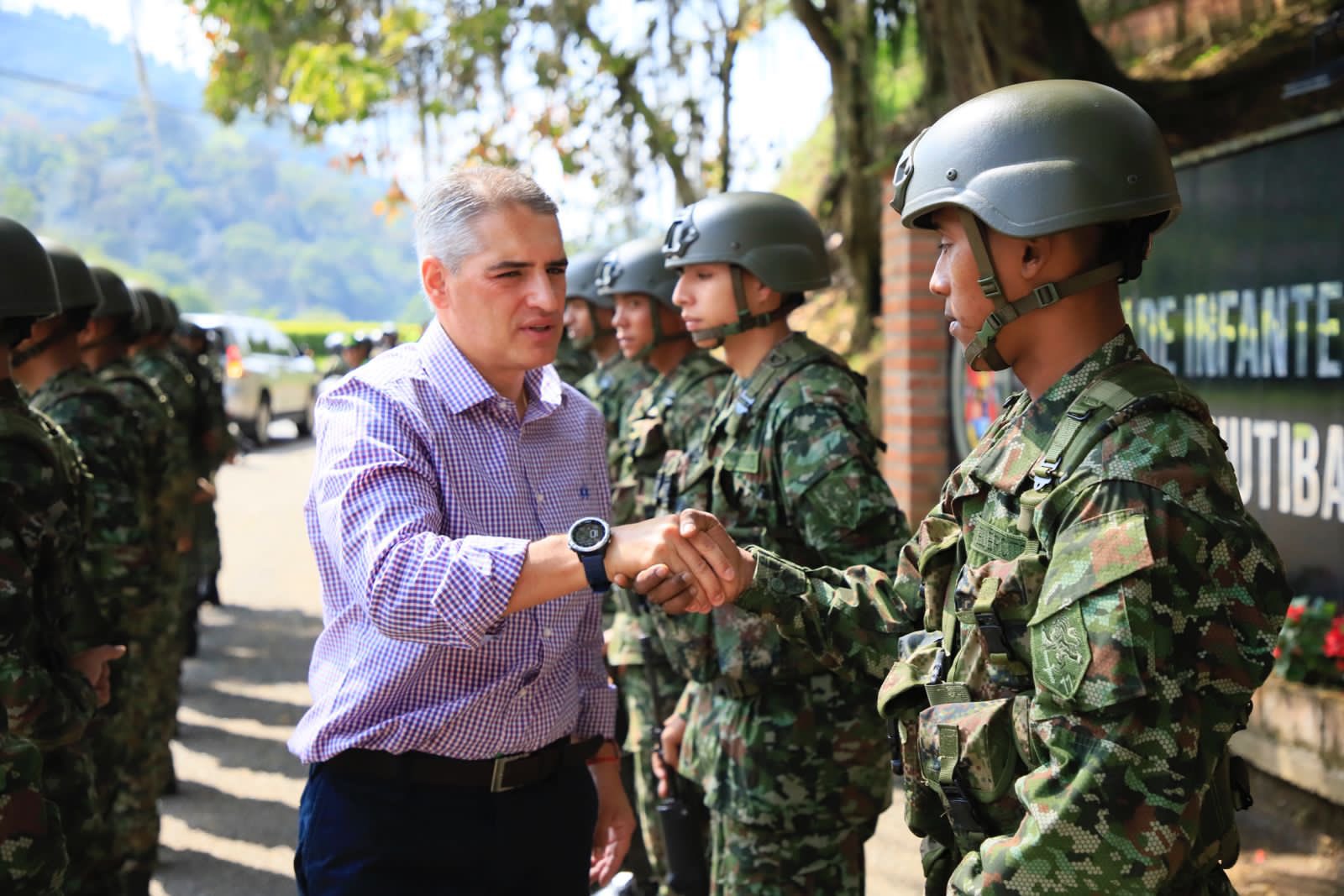 Escuadrones militares y policiales, la iniciativa del gobernador Andrés Julián Rendón para combatir la delincuencia en Antioquia