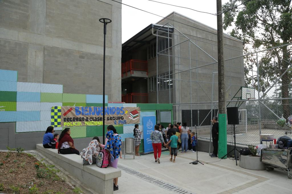 ¡Como nuevo!: 1.200 estudiantes de El Manzanillo, Itagüí, estrenan obras del colegio