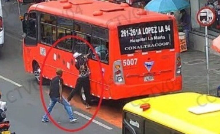 Ni cambiándose de pinta, dos delincuentes pudieron escapar de las cámaras del 123 de Medellín