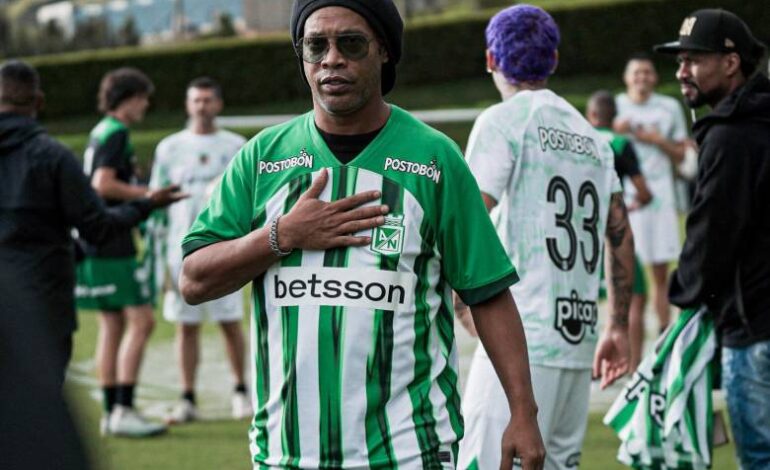 Llegó el día en el que Ronaldinho se vistió con la verde de Atlético Nacional