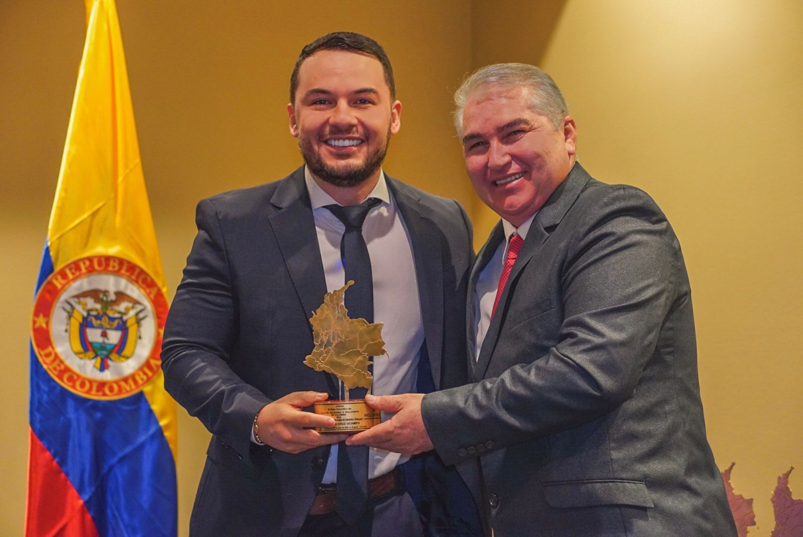 Alcalde de Sabaneta recibió premio nacional como alcalde solidario e incluyente del país