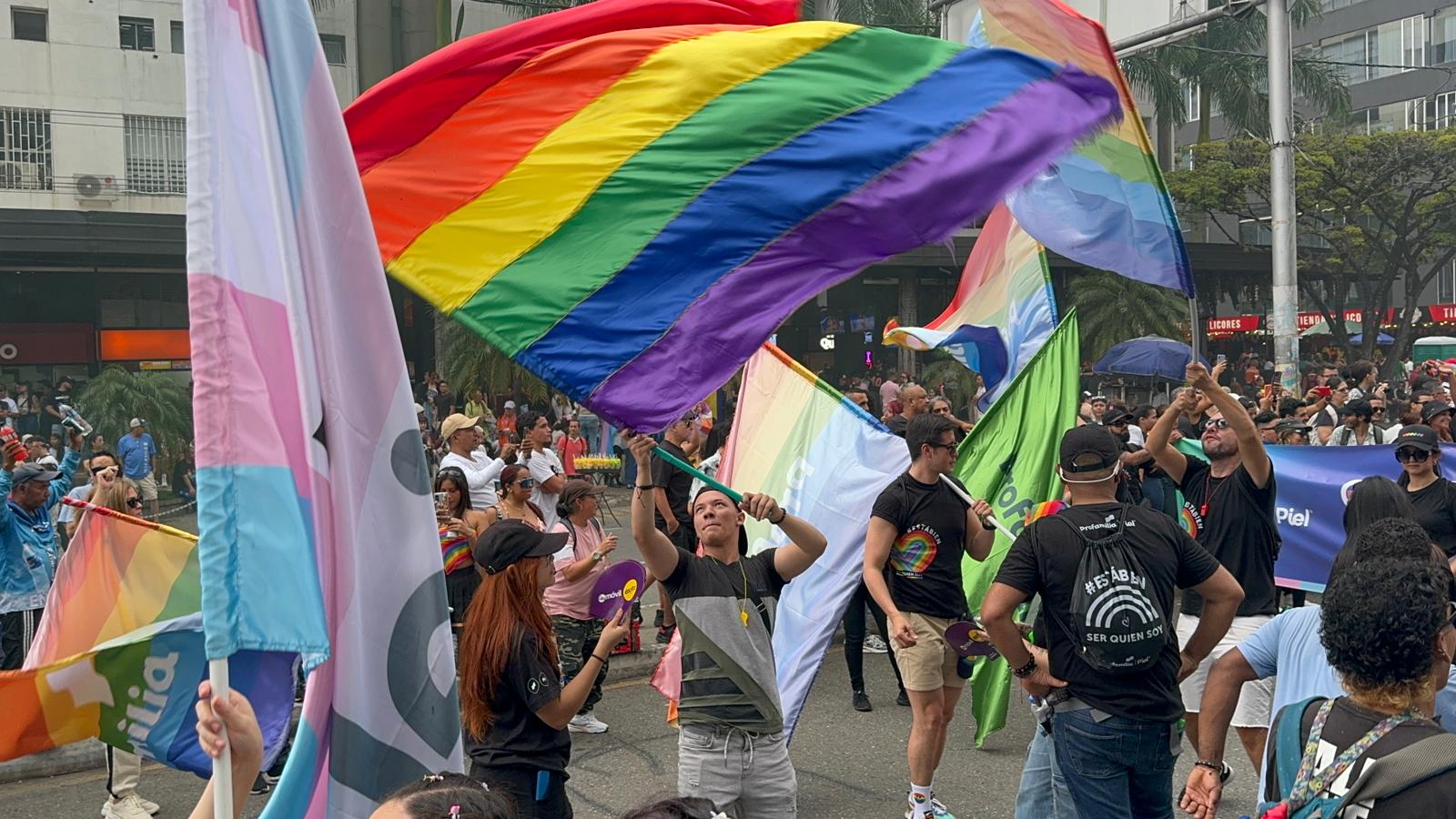 Ni la lluvia aguó la marcha del Orgullo LGBTIQ+ en Medellín: acudieron 60.000 personas