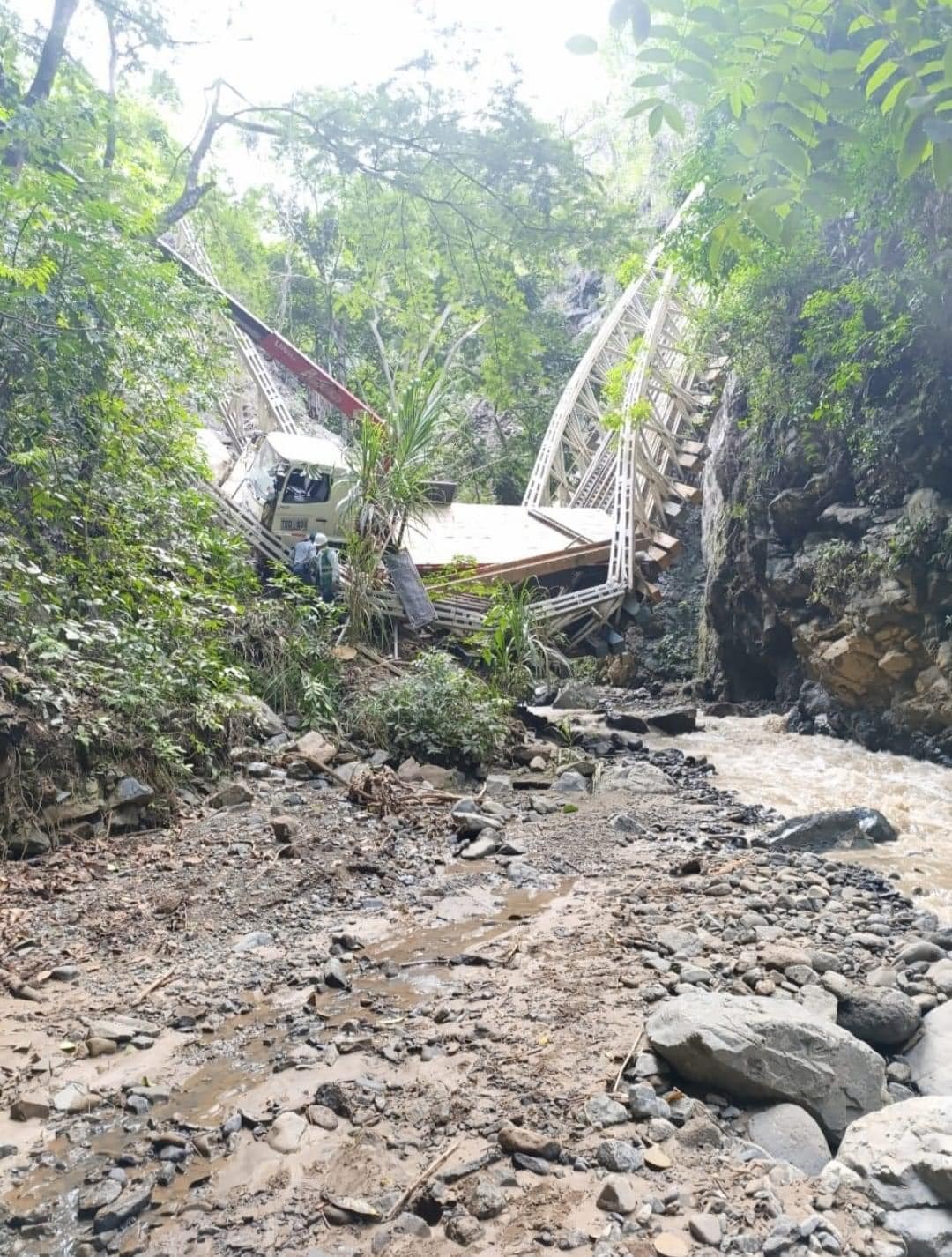 Accidente en un puente de las obras del Túnel del Toyo dejó a dos personas muertas