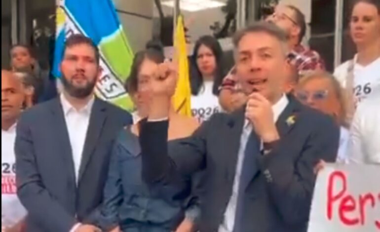 Daniel Quintero anunció su intención de lanzarse a la presidencia en medio de audiencia cancelada y poca convocatoria en La Alpujarra