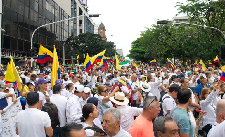 Más de 55.000 personas marcharon en Medellín por Uribe