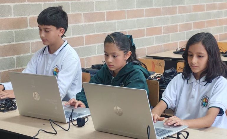 Educación en Envigado recibe impulso con 100 computadores portátiles entregados por el Ministerio de Educación