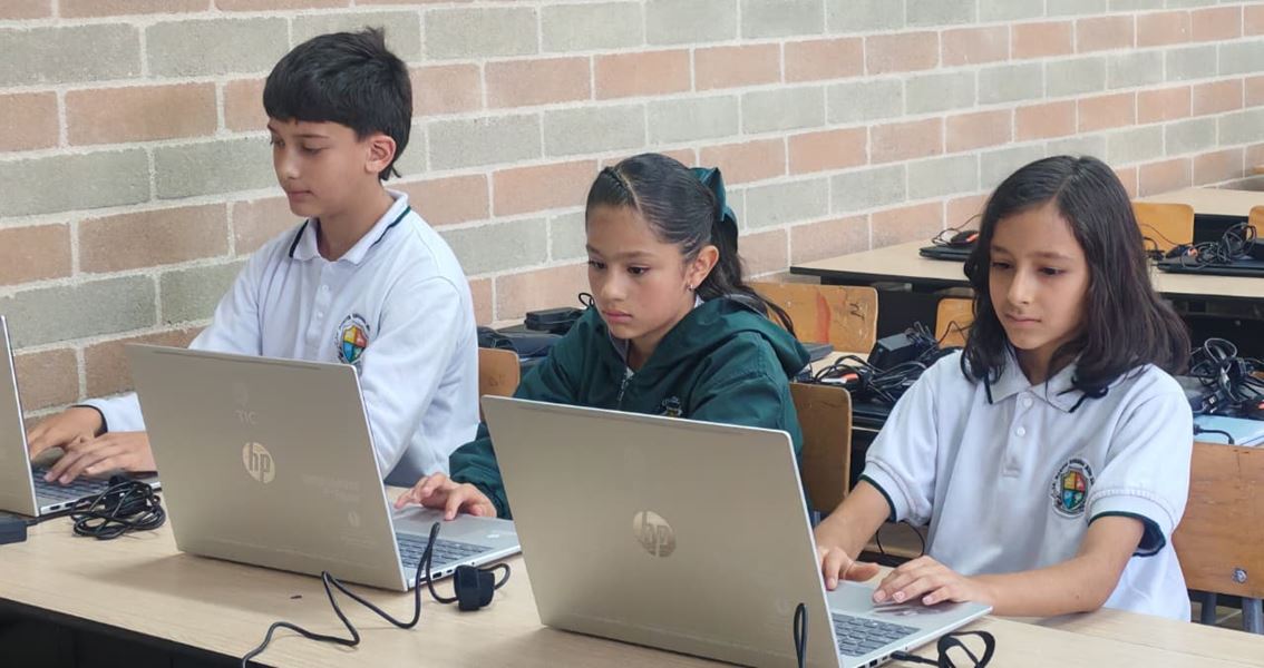 Educación en Envigado recibe impulso con 100 computadores portátiles entregados por el Ministerio de Educación
