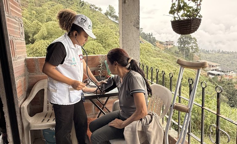 Equipos de salud fortalecen el bienestar comunitario en Copacabana