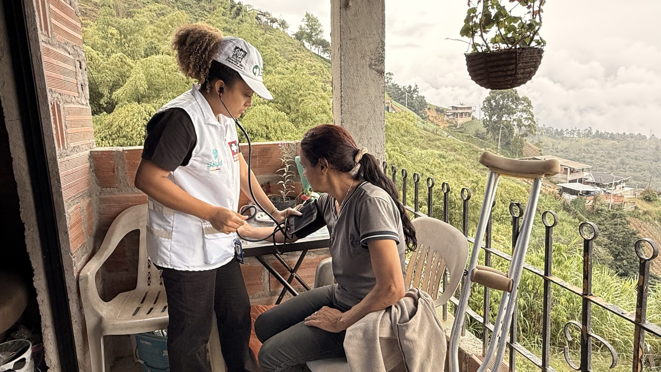 Equipos de salud fortalecen el bienestar comunitario en Copacabana