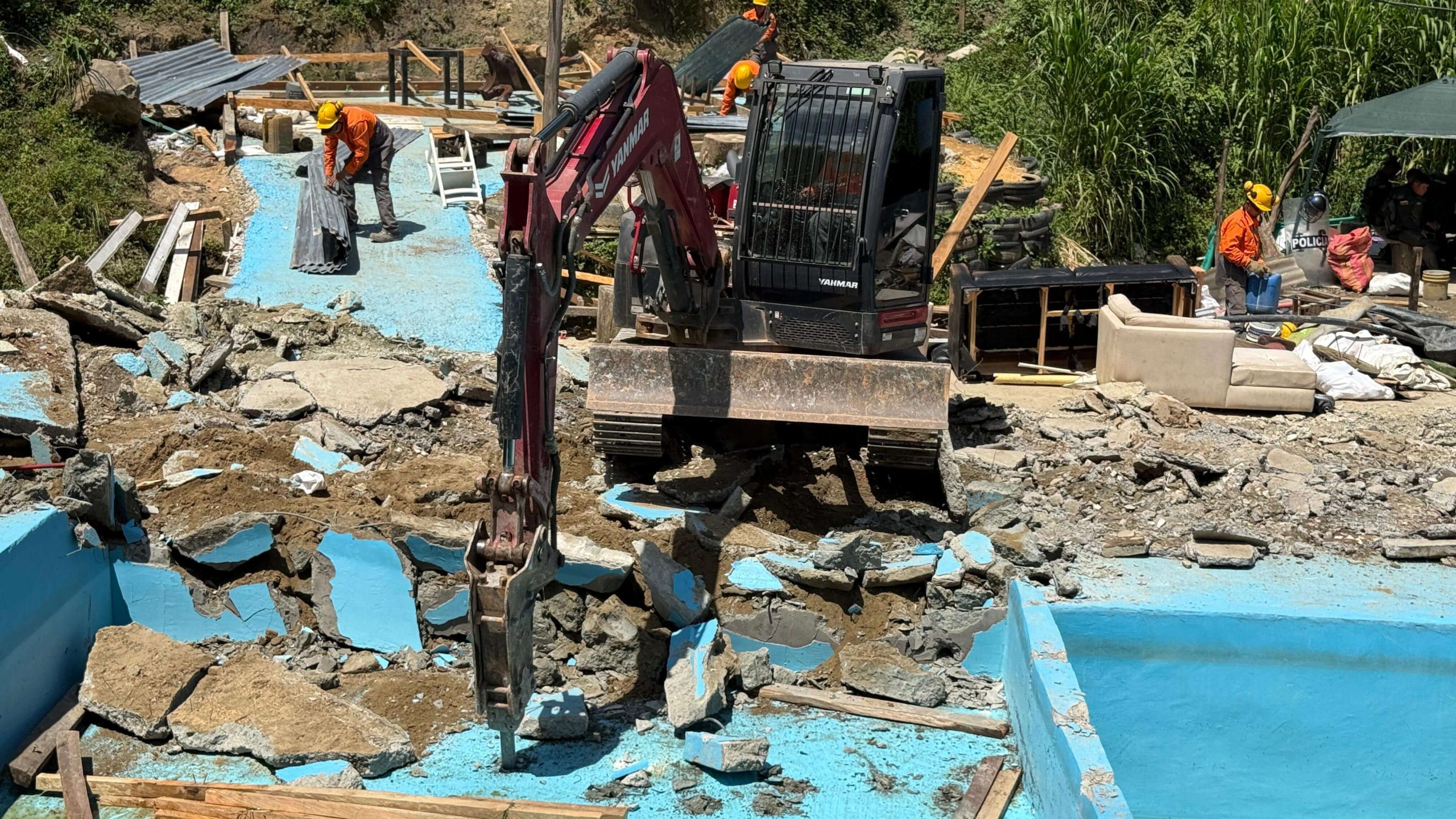 Autoridades recuperan el cerro Las Tres Cruces tras demolición de piscinas y estructuras ilegales