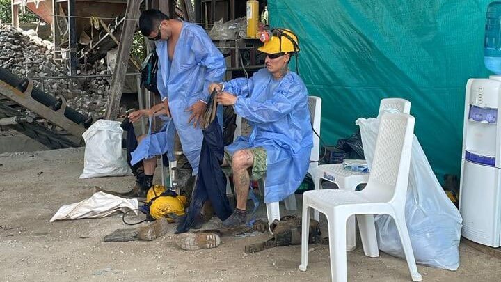 Rescatan vivos a los 23 mineros atrapados en Segovia