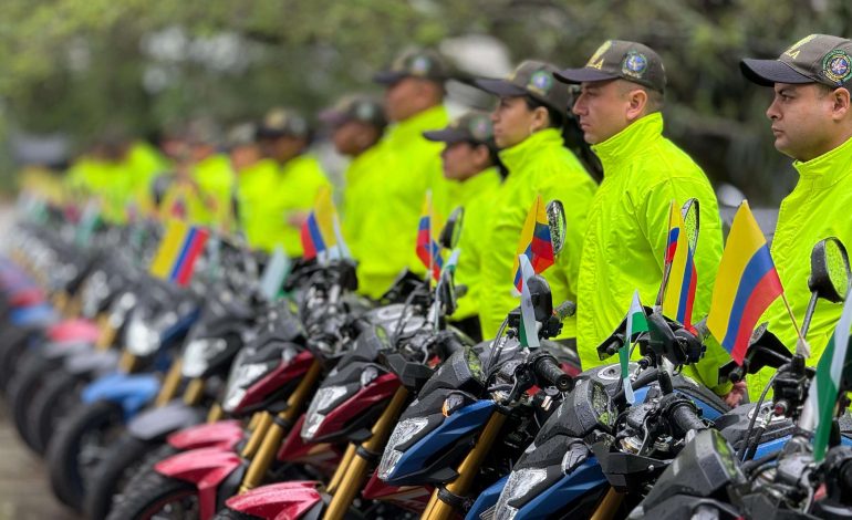 Medellín entrega dotación histórica de vehículos a la Policía