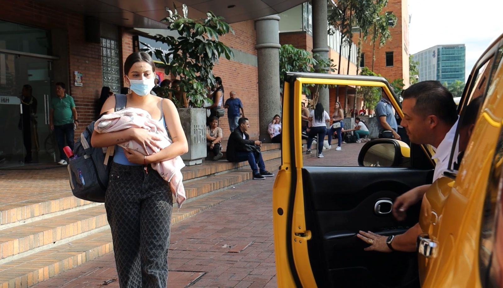 Hospital General de Medellín fortalece programa Madres Canguro con vales de taxi