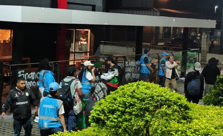 Violencia en protesta deja caos y heridos en Medellín