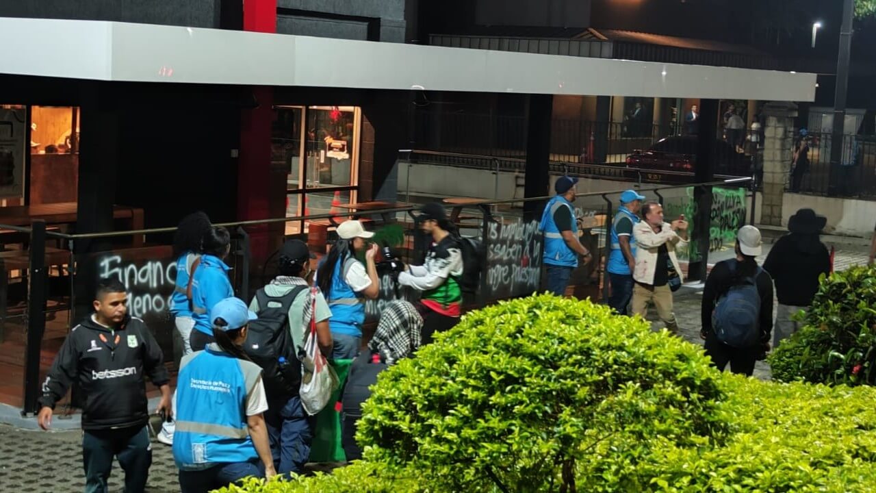 Violencia en protesta deja caos y heridos en Medellín