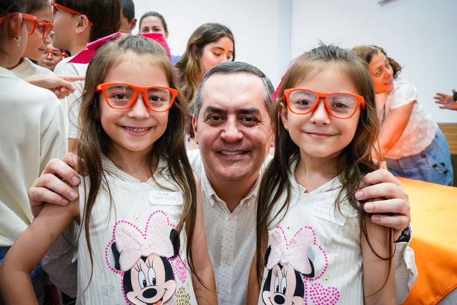 221 niñas, niños y adolescentes de Envigado reciben lentes y monturas para mejorar su visión
