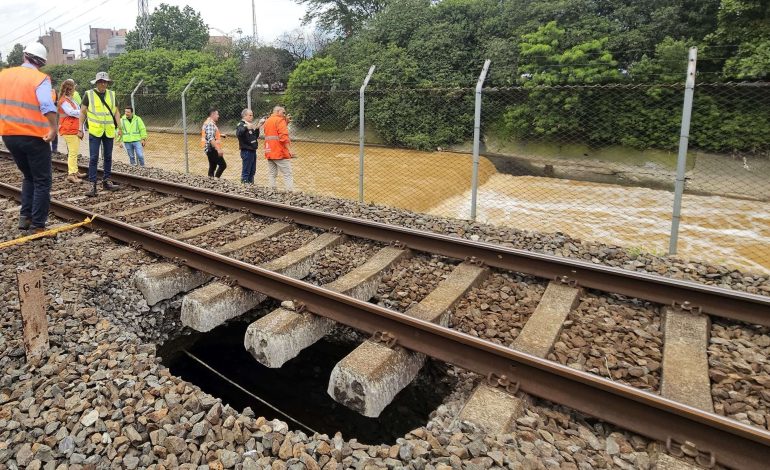 Socavación en el río Medellín afecta operación del Metro