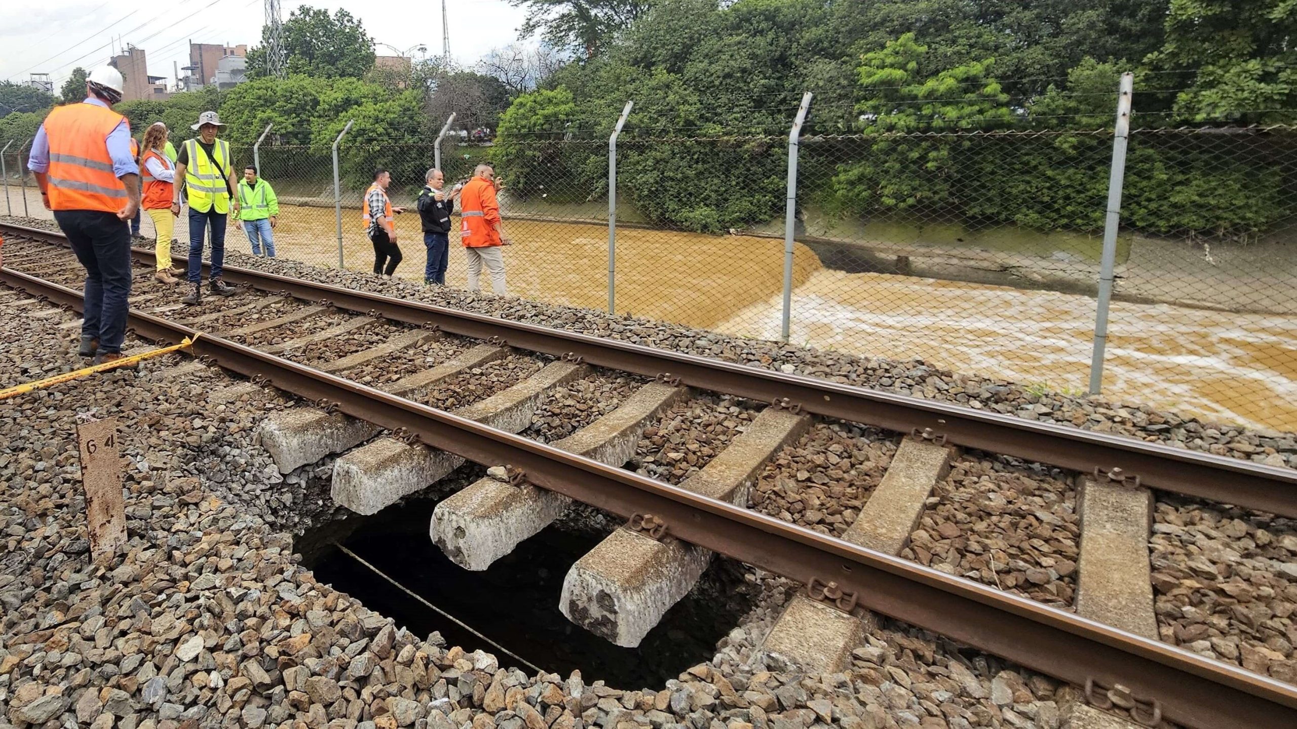 Socavación en el río Medellín afecta operación del Metro
