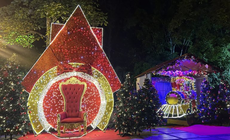 En Copacabana, la Navidad es una de las más iluminadas para que todos disfruten en familia