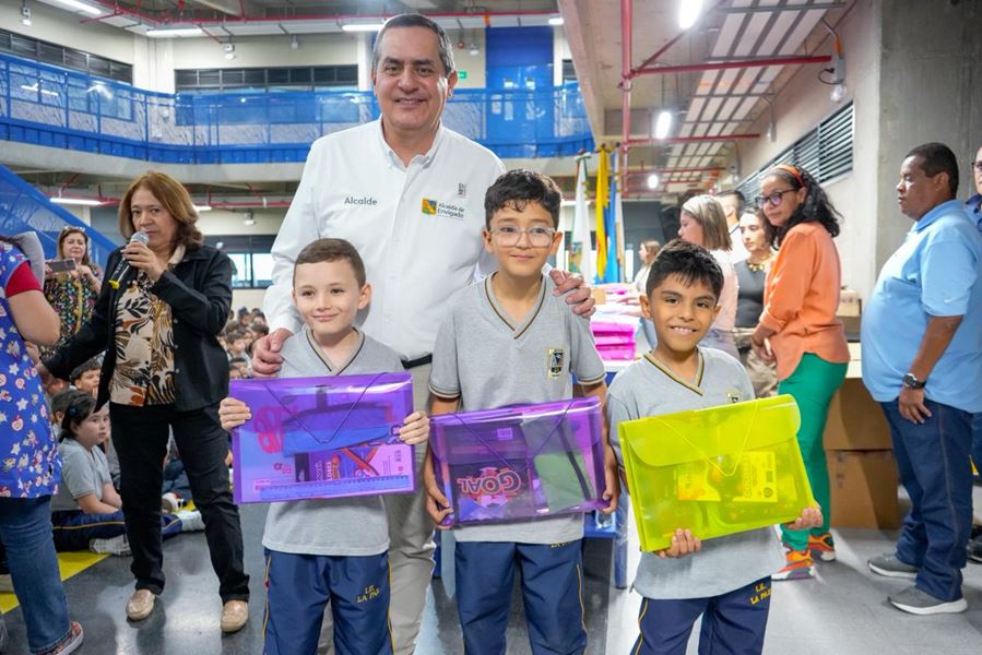 En Envigado, los estudiantes empezaron a recibir los kits escolares para iniciar el año