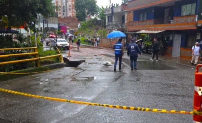 Vía vieja a San Antonio de Prado, cerrada por socavación en el puente de la quebrada La Limona