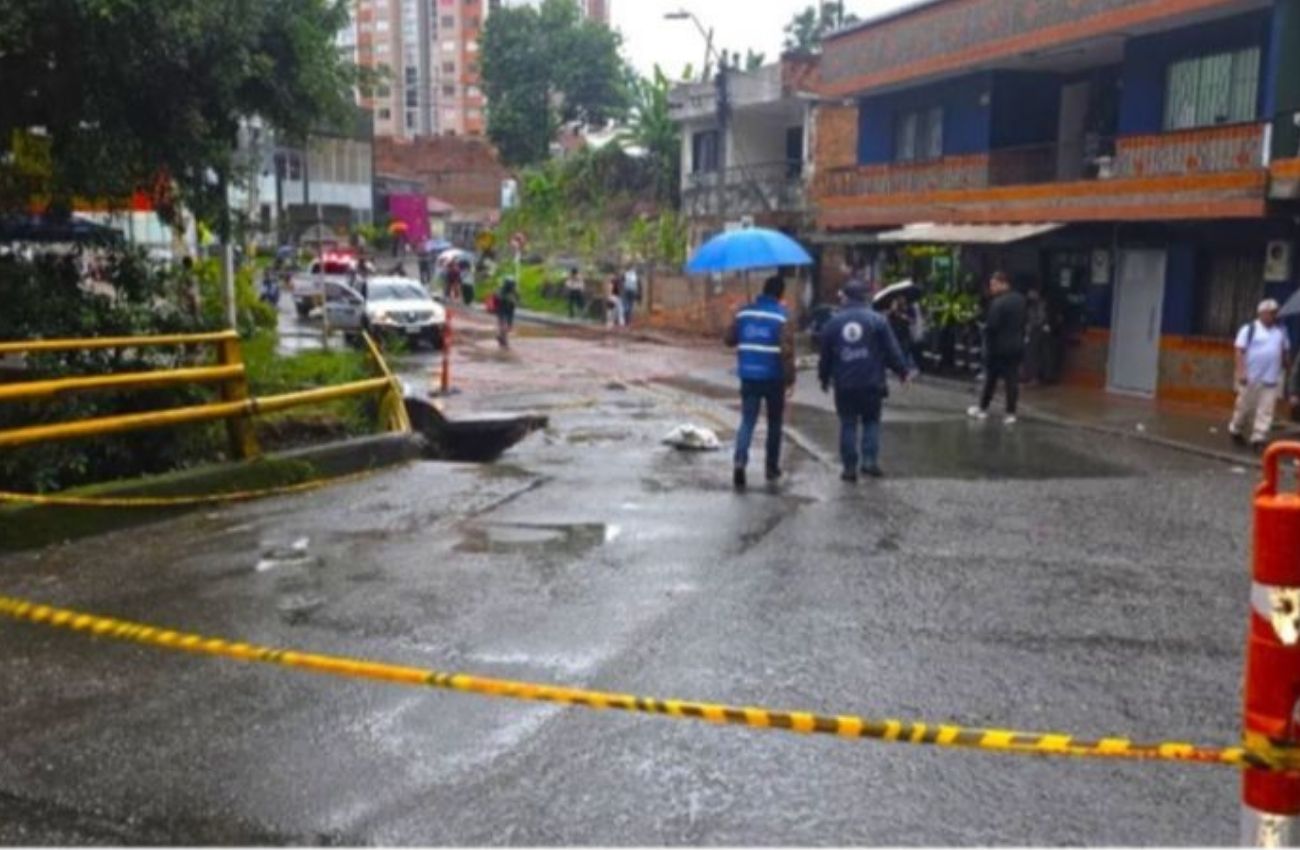 Vía vieja a San Antonio de Prado, cerrada por socavación en el puente de la quebrada La Limona