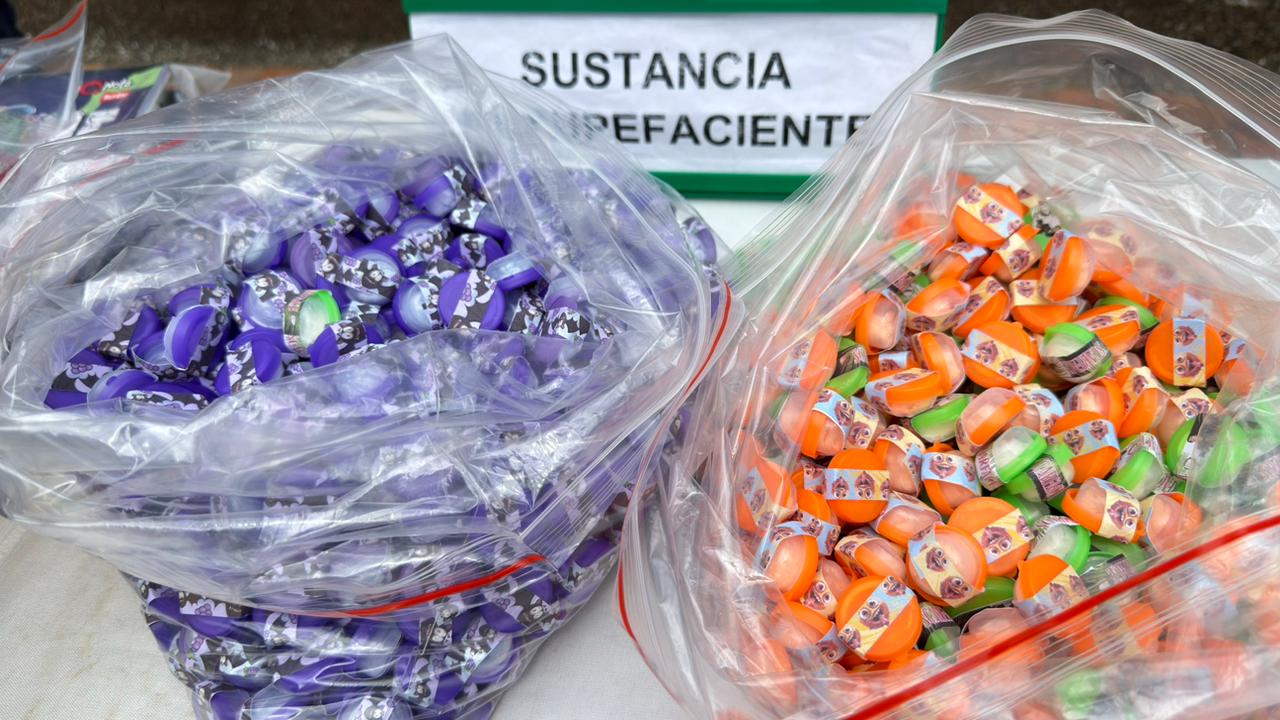 ¡Miserables! Vendían cocaína saborizada a niños en las afueras de los colegios de Medellín